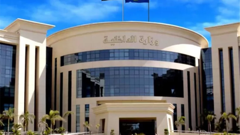  إنهاء خدمة فرد الشرطة لخروجه عن مقتضى الواجب الوظيفى فى تعامله مع أحد السائحين 
