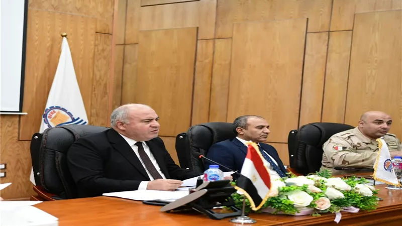 محافظ قنا يستعرض الموقف التنفيذى لمشروعات حياة كريمة