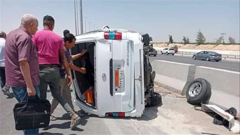 إصابة 19 في حادث تصادم سيارتين بطريق أسيوط الغربي