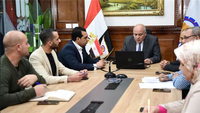محافظ قنا يتفقد غرفة الشبكة الوطنية الموحدة للوقوف على الاستعداد للانتخابات