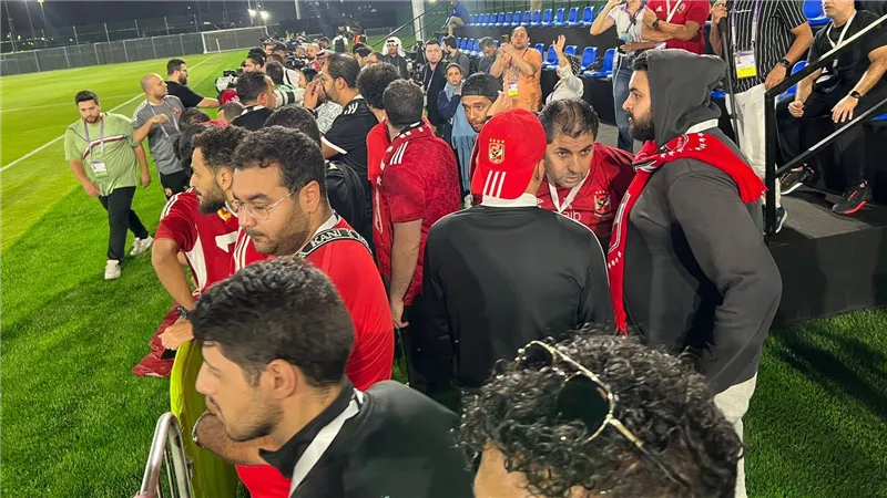 بالصور.. جماهير الأهلي تدعم اللاعبين فى المران الأخير قبل مواجهة فلومينينسي