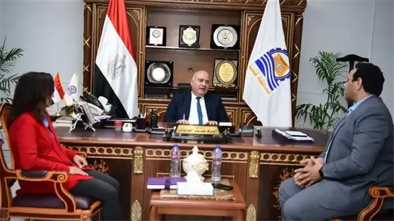 محافظ قنا يستقبل وفد بعثة البنك الدولى خلال متابعتهم تنفيذ المشروعات