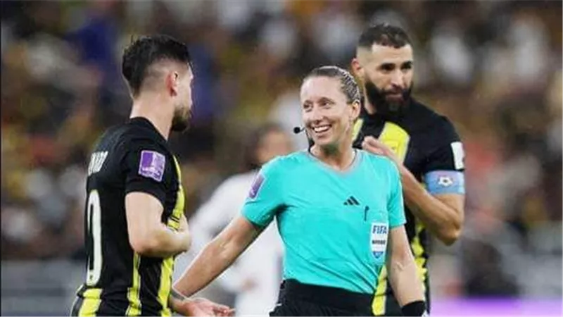 الحكمة الأمريكية توري بينسو تقود مواجهة الأهلي وأوراوا في كأس العالم للأندية