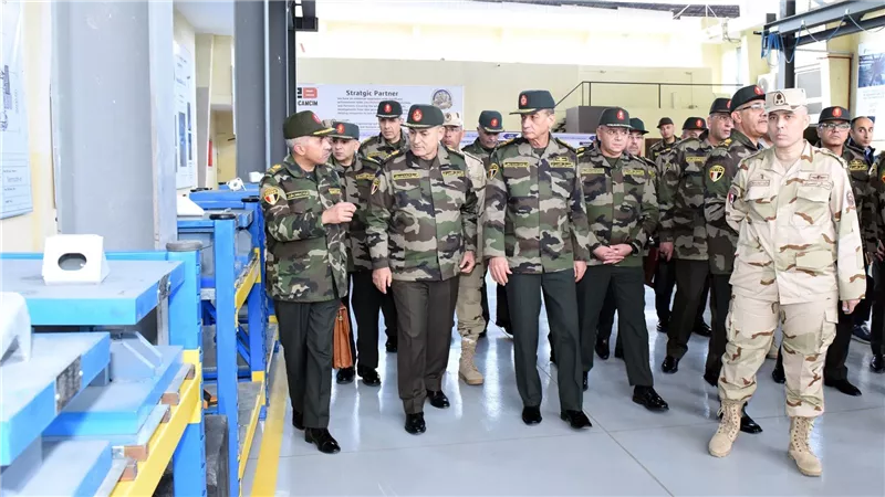 وزير الدفاع يتفقد مجمع الصناعات الهندسية بإدارة المركبات