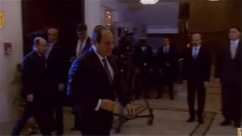 الرئيس السيسي يصل مقر افتتاح مؤتمر ومعرض مصر الدولى للطاقة 