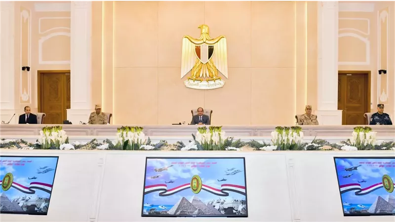 الرئيس السيسي يستعرض مع قادة القوات المسلحة المستجدات الراهنة وتداعياتها على الأمن القومى