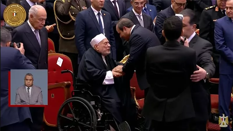 الرئيس السيسي يصافح الدكتور أحمد عمر هاشم خلال احتفالية ليلة القدر