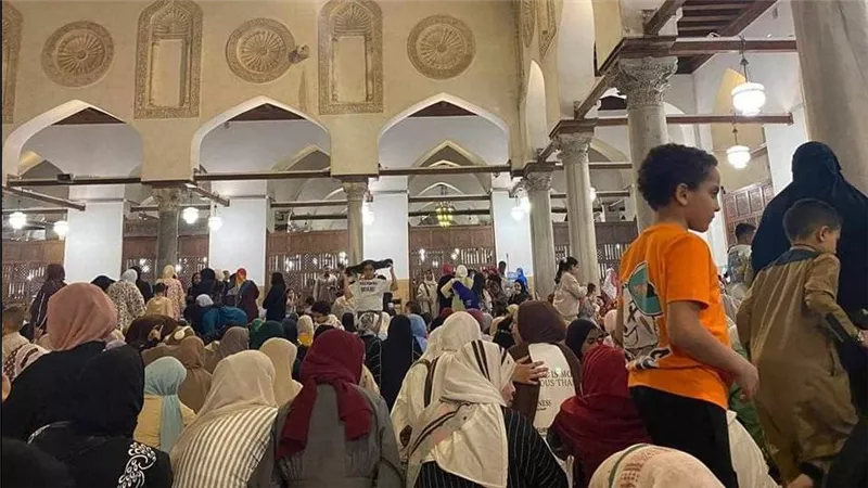 بدء توافد الآلاف من المواطنين لتأدية صلاة عيد الفطر بمسجد الأزهر الشريف