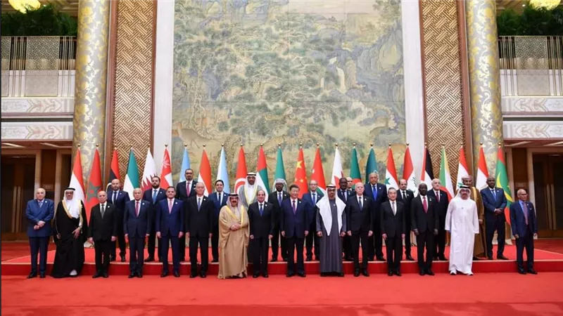 الرئيس السيسي يتوسط صورة تذكارية خلال افتتاح المنتدي العربي الصيني