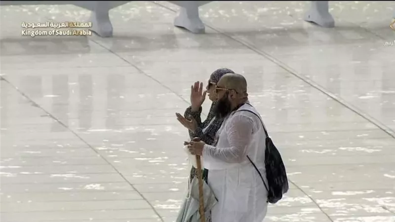 رغم الطقس الحار.. هطول أمطار غزيرة على الحجاج في الحرم المكي