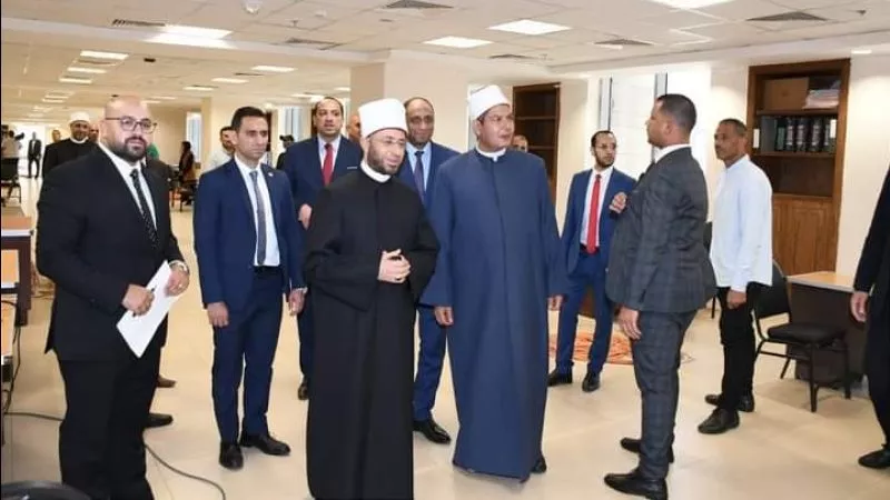 وزير الأوقاف يتابع سير العمل بديوان عام الوزارة ويلتقي الموظفين ويستمع لطلباتهم