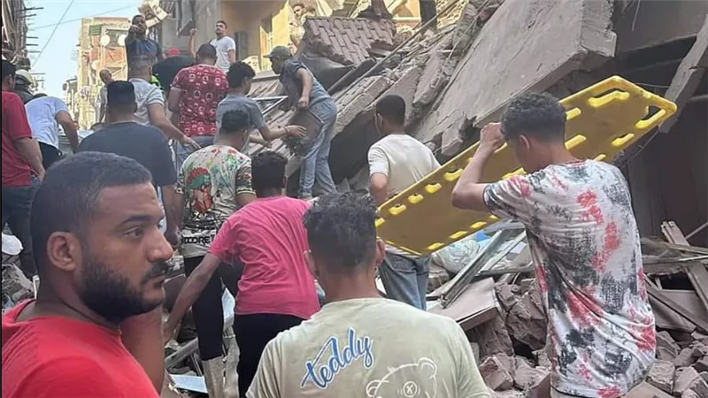 معدات ثقيلة لتسهيل عمليات البحث عن ناجين بموقع منزل الساحل المنهار.. صور