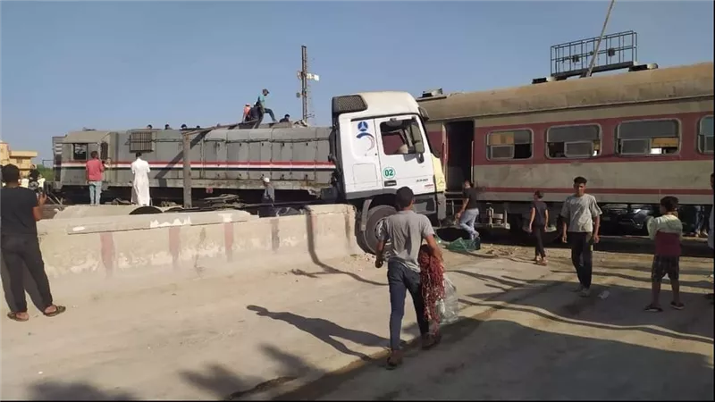 تصادم قطار الإسكندرية بـ 3 سيارات ووقوع ضحايا ومصابين.. صور