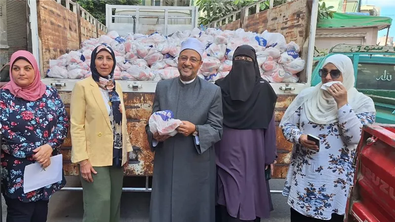 الأوقاف توزع 60 طنًّا من السلع الغذائية للأسر الأولى بالرعاية في 13 محافظة