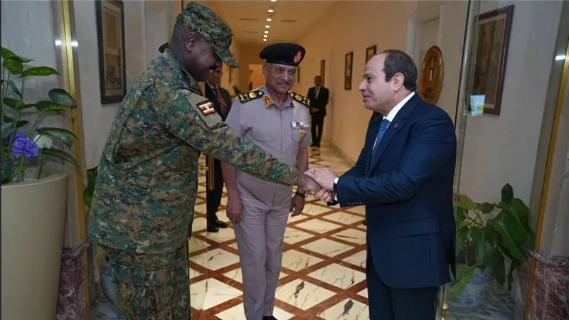 الرئيس السيسي يستقبل قائد قوات الدفاع الشعبية بجمهورية أوغندا