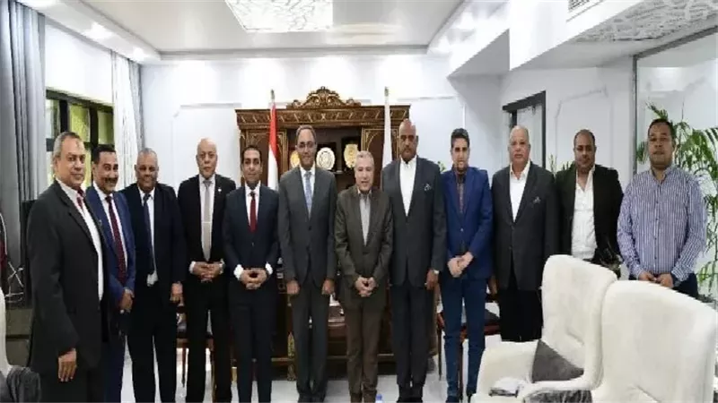 محافظ قنا يستقبل وفدًا من وزارة الشباب لبحث التعاون وتطوير المنشآت الرياضية