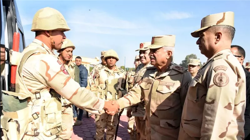 وزير الدفاع يتفقد أحد تشكيلات قوات الدفاع الجوى ويلتقى عددًا من المقاتلين