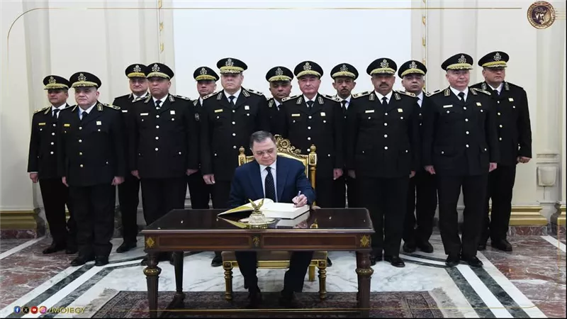 وزير الداخلية والقيادات الأمنية يسجلون كلمة شكر للرئيس السيسي في عيد الشرطة