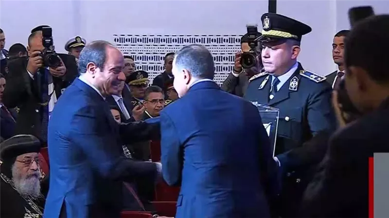 وزير الداخلية يقدم للرئيس السيسي هدية تذكارية بمناسبة احتفال عيد الشرطة الـ73