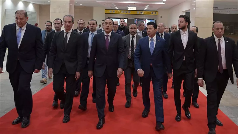 رئيس الوزراء يتفقد عددًا من أجنحة معرض ومؤتمر 