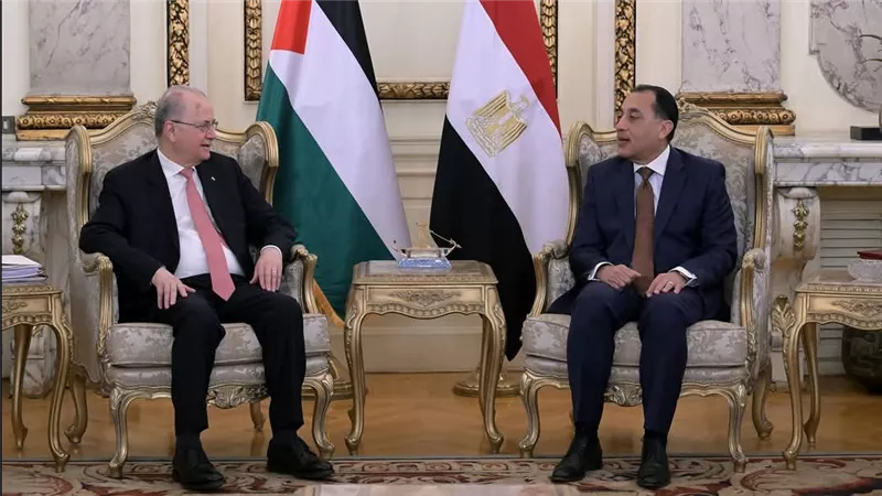 رئيس الوزراء يلتقى نظيره الفلسطيني لاستعراض ملامح خطة إعادة إعمار غزة 