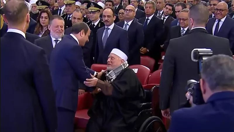 الرئيس السيسي يصافح أحمد عمر هاشم خلال احتفالية ليلة القدر