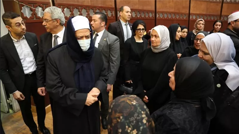 رغم مرضه.. الإمام الأكبر يقدم العزاء لأسرة الدكتور رئيس جامعة الأزهر السابق