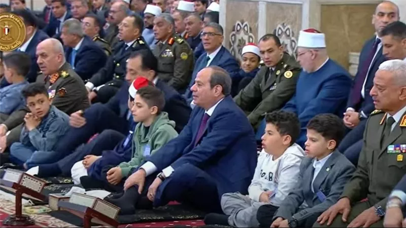 الرئيس السيسي يؤدي صلاة عيد الفطر المبارك بمسجد المشير طنطاوى 