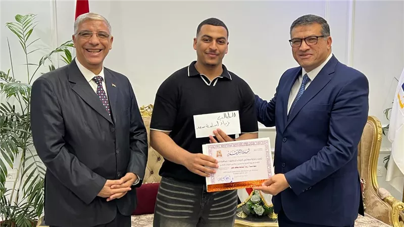 محافظ قنا يكرم الطلاب المتفوقين وطلاب STEM 