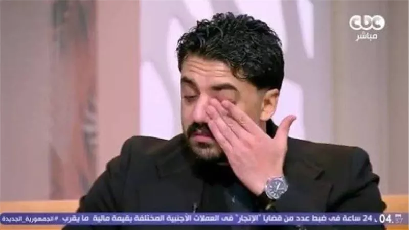 الفنان إسلام جمال ينهار باكيًا خلال حديثه عن المنتجين الأربعة المتوفين