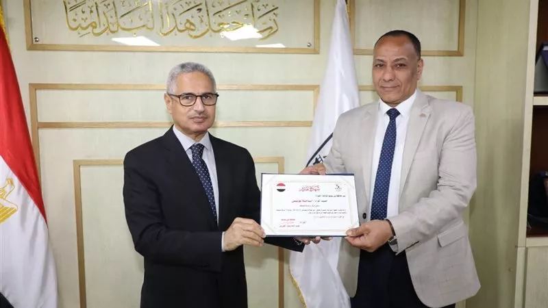 محافظ بني سويف يكرم رؤساء مدن وثنائي متميز بالديوان باجتماع المجلس التنفيذى