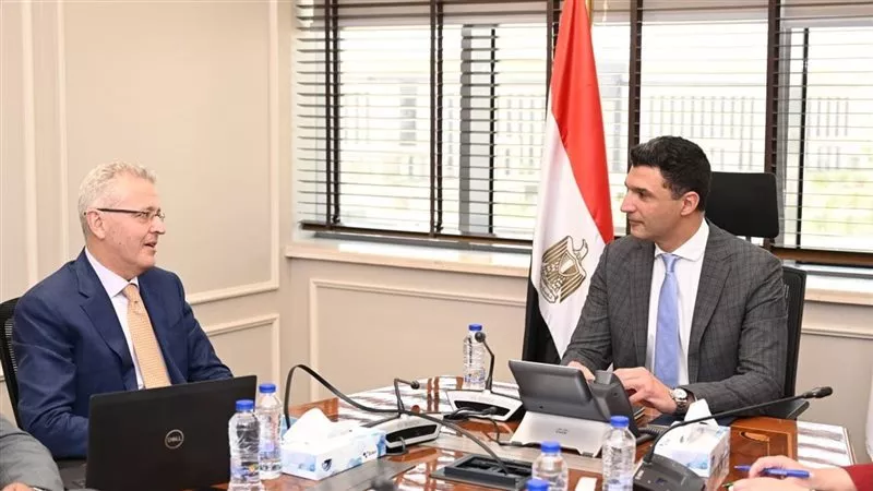 وزير الصناعة يبحث مع شركة 