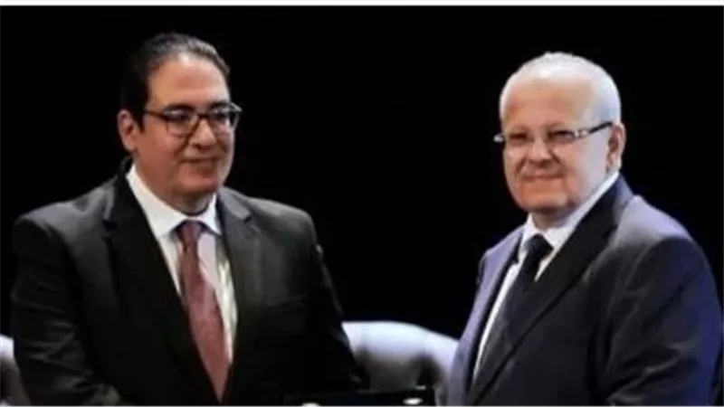 رئيس جامعة القاهرة يهنئ الدكتور الخشت لفوزه بجائزة الشيخ زايد للكتاب