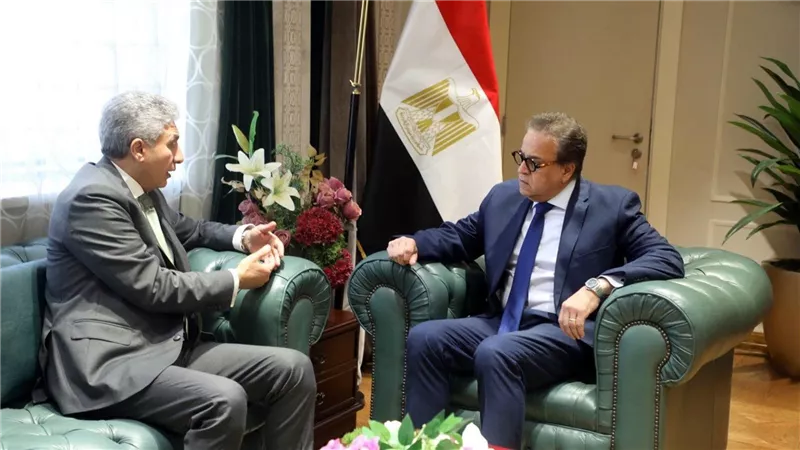 وزيرا الصحة والسكان والسياحة والآثار يبحثان استراتيجية تكاملية للارتقاء بالخدمات الطبية للسائحين وتعزيز تنافسية السياحة الصحية