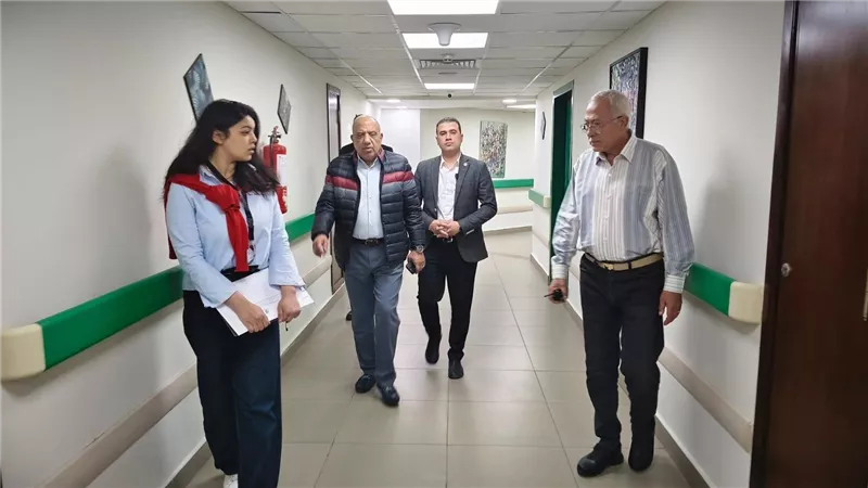 في زيارة ميدانية مفاجئة.. وزير الكهرباء والطاقة المتجددة يتفقد مستشفى الكهرباء بمنطقة ألماظة