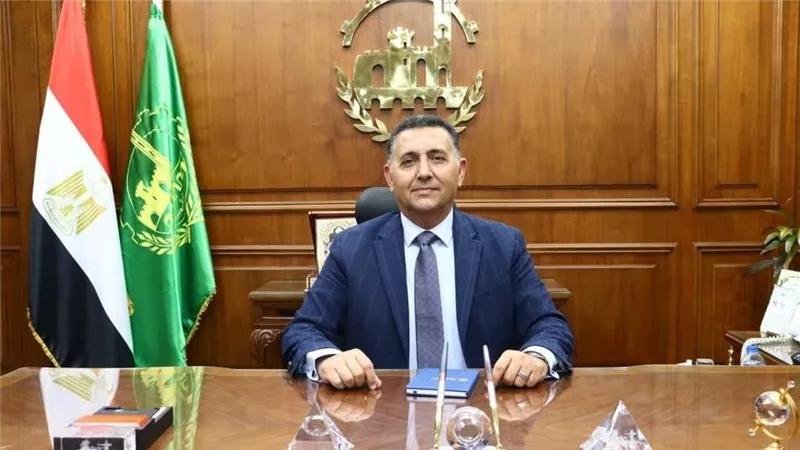 محافظ القليوبية يلتقي أصحاب محلات بيع البلاستيك بمنطقة مسطرد لبحث تقنين أوضاعهم