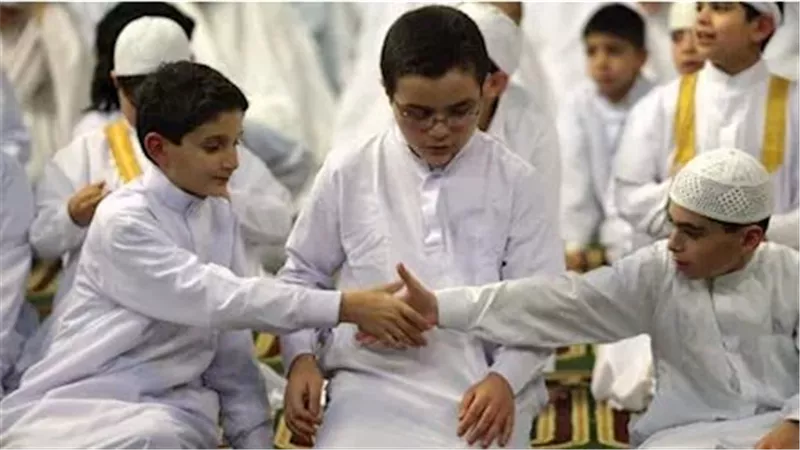 ما حكم المصافحة بين المصلين بعد صلاة الجماعة ؟.. الإفتاء توضح 