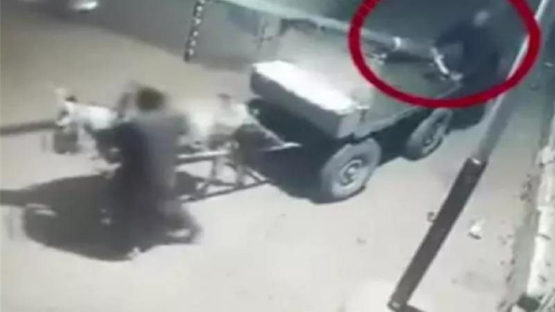 نقل عمود كهرباء أمام منزل مواطن والأمن يكشف الحقيقة