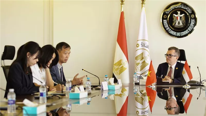 وزير التخطيط والتنمية الاقتصادية يبحث مع سفير فيتنام تعزيز الشراكة التنموية والتعاون الاقتصادي
