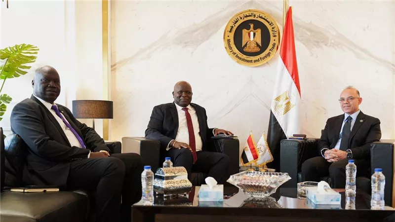 وزير الاستثمار والتجارة الخارجية يبحث مع نظيره بجنوب السودان تعزيز التعاون الاستثماري والتجاري