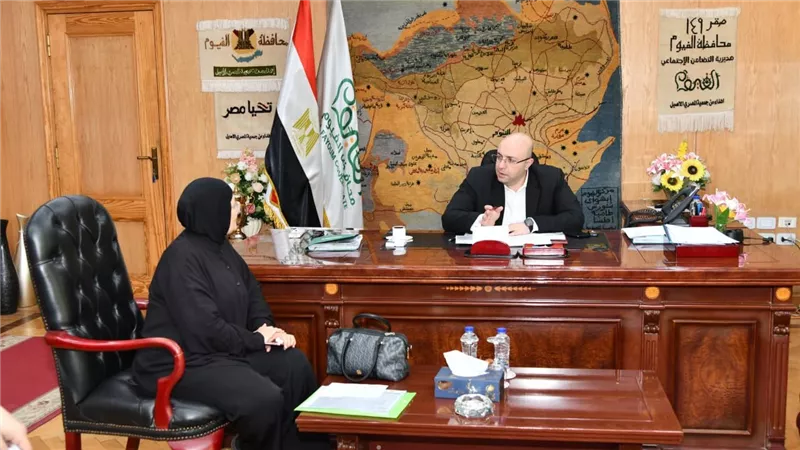 محافظ الفيوم يناقش خطة عمل حملة 