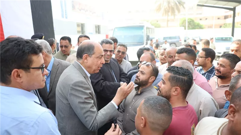 تكريم محافظ المنيا خلال افتتاح مجمع مواقف سمالوط