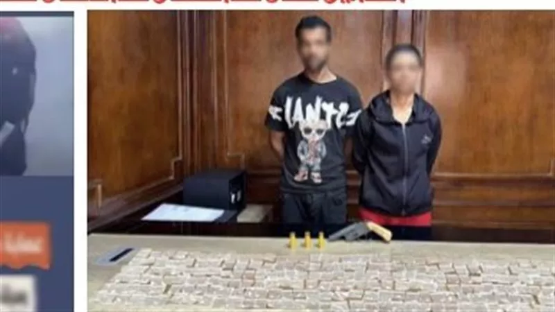 ضبط المتهمين بكسر زجاج سيارة وسرقة محتوياتها بالجيزة وبحوزتهما مخدرات وسلاح