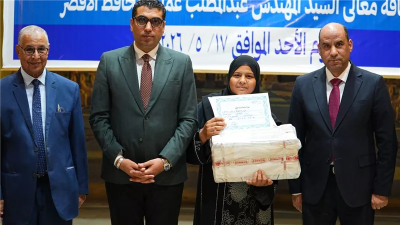 تمكين المرأة تنفيذًا لتوجيهات الرئيس السيسي..وزير العمل يسلم ماكينات تفصيل وخياطة لخريجات التدريب المهني بالأقصر لدعم المشروعات الصغيرة