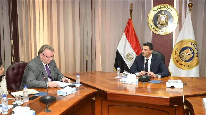 وزير الصناعة يبحث مع مدير مكتب منظمة العمل الدولية بالقاهرة مشروعات المنظمة الحالية والمستقبلية في مصر