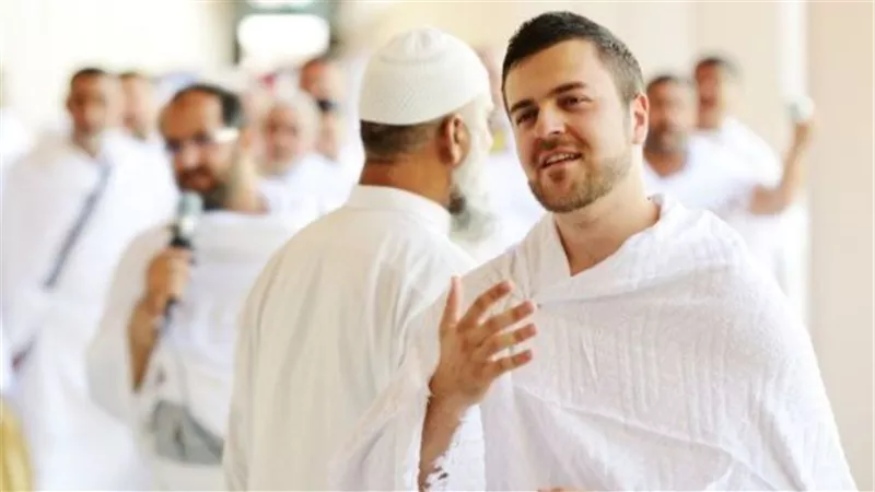 حكم أخذ المحرم شيئًا من شعره أو أظفاره ناسيا.. الأزهر يوضح