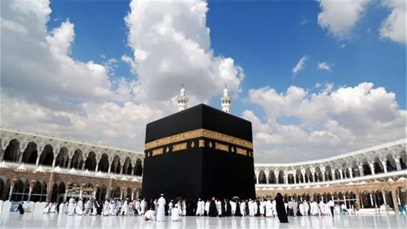 علي جمعة: البيت العتيق فيه آيات ترى وأنوار تهدي وأسرار تعلم القلوب الأدب مع الله