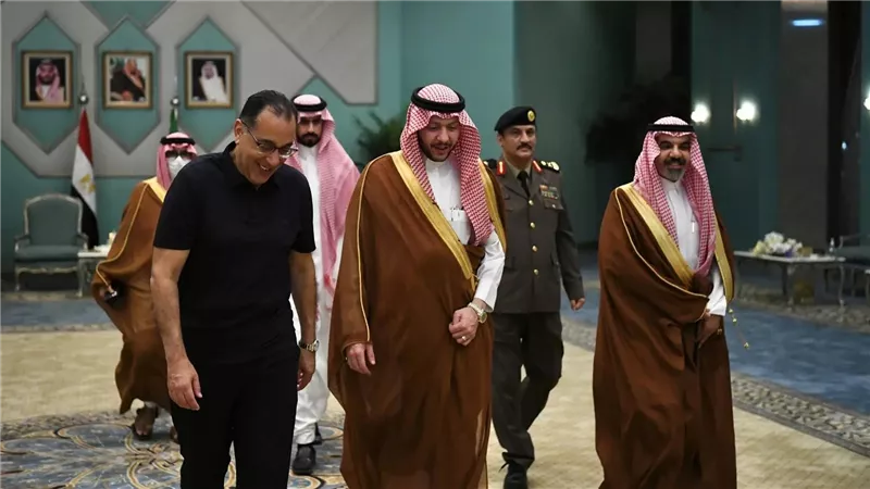 رئيس الوزراء يغادر المدينة المنورة بعد زيارة المسجد النبوي