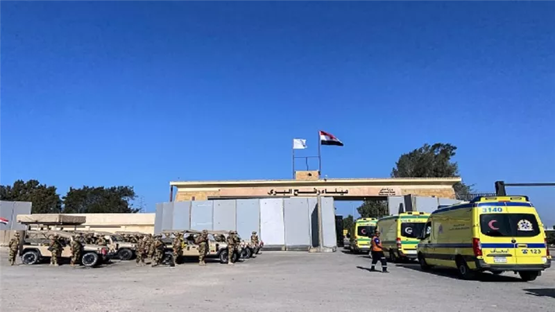 معبر رفح البري يستقبل دفعة من العائدين الفلسطينيين إلى قطاع غزة