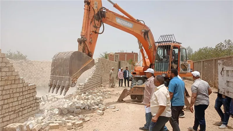 إزالة 16 حالة تعدّ بالبناء المخالف على الأراضي الزراعية بالشرقية 